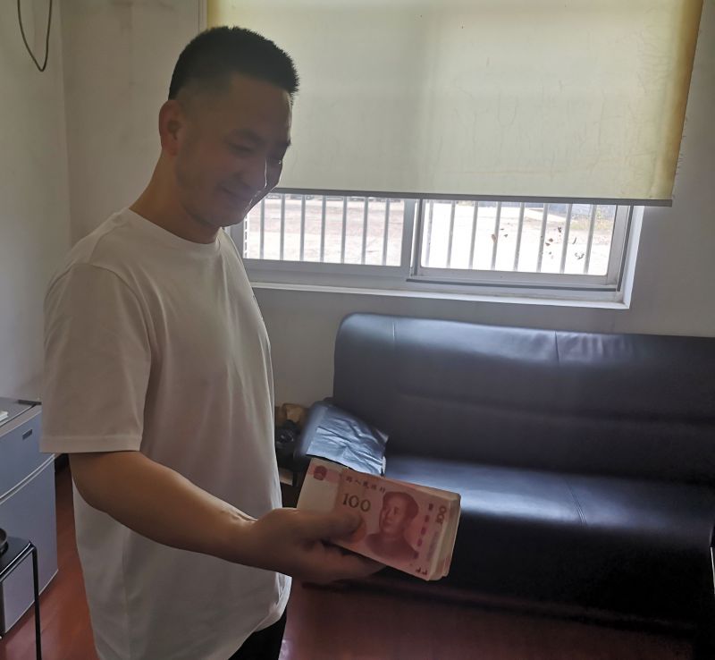 點(diǎn)贊！拾金不昧好的哥 萬元現(xiàn)金物歸原主